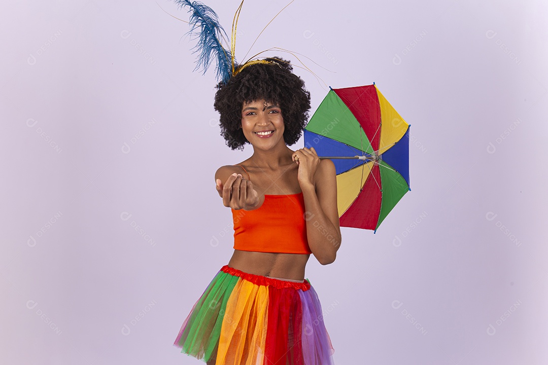 Linda mulher negra vestida com fantasia de carnaval estilo frevo.