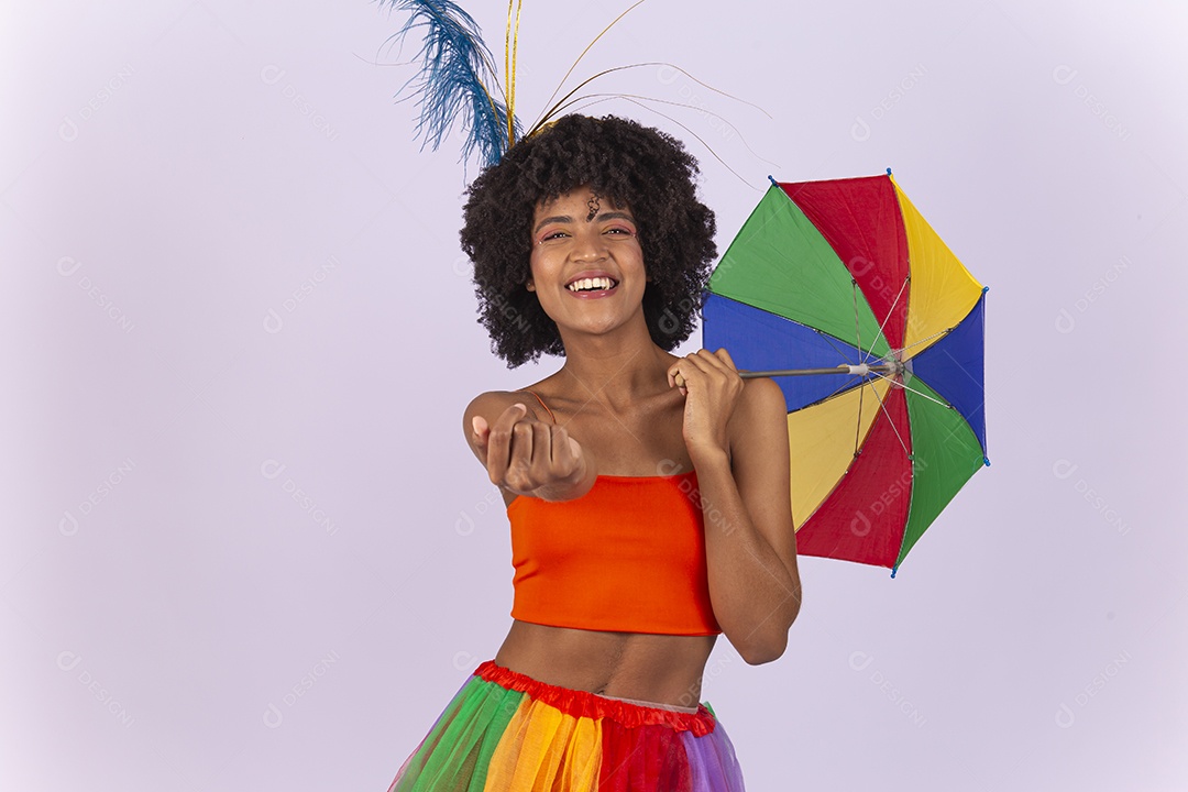 Linda mulher negra vestida com fantasia de carnaval estilo frevo.