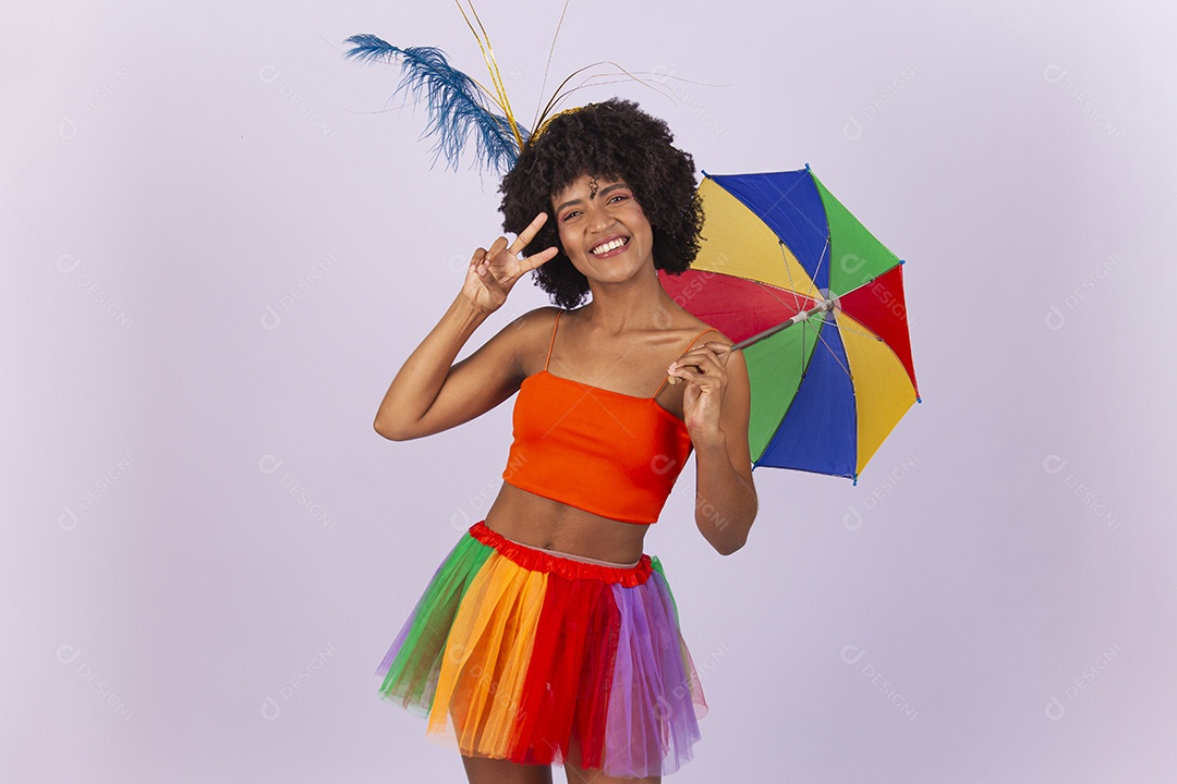 Linda mulher negra vestida com fantasia de carnaval estilo frevo.