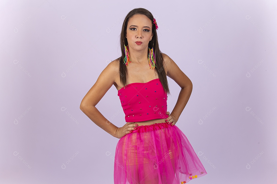 Linda mulher vestida com fantasia de carnaval.