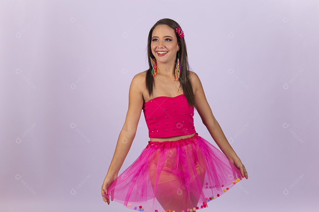 Linda mulher vestida com fantasia de carnaval.