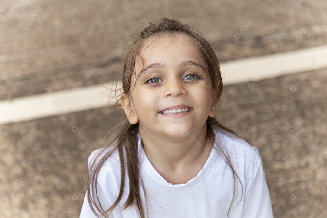 Criança feliz olhando para cima