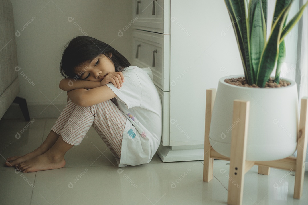 Linda menina jovem sorridente
