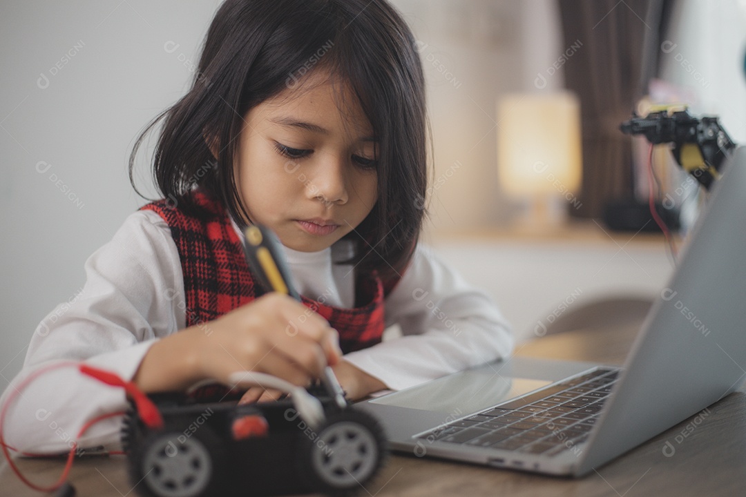 Linda menina jovem sorridente