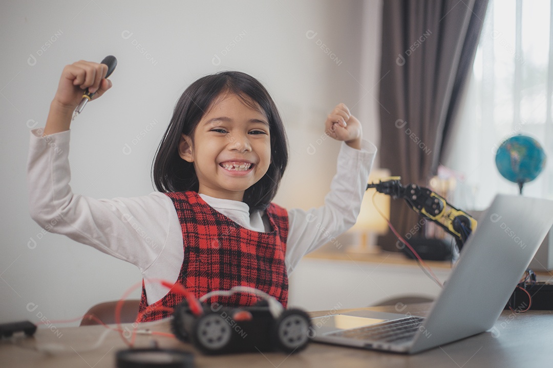 Linda menina jovem sorridente