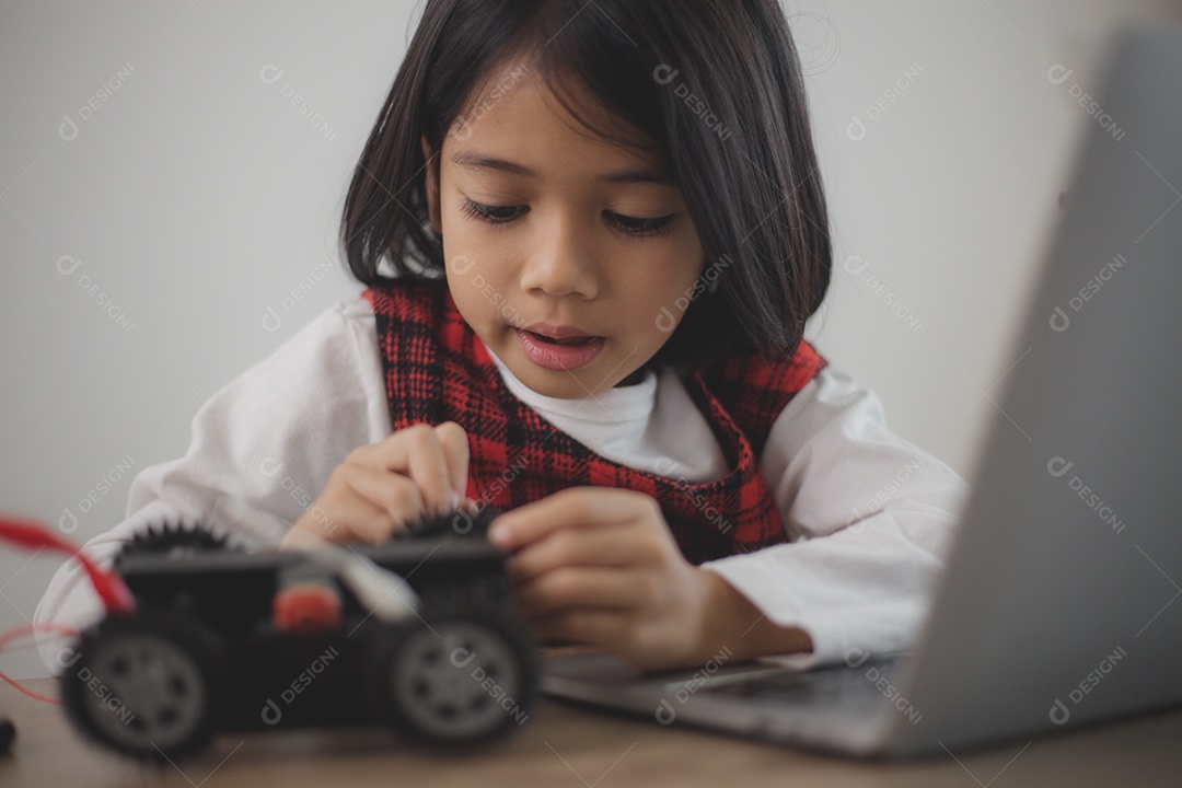 Linda menina jovem sorridente