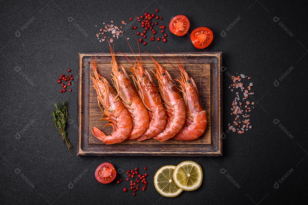 Camarão tigre ou lagostim fervido com especiarias e sal sobre um fundo escuro de concreto