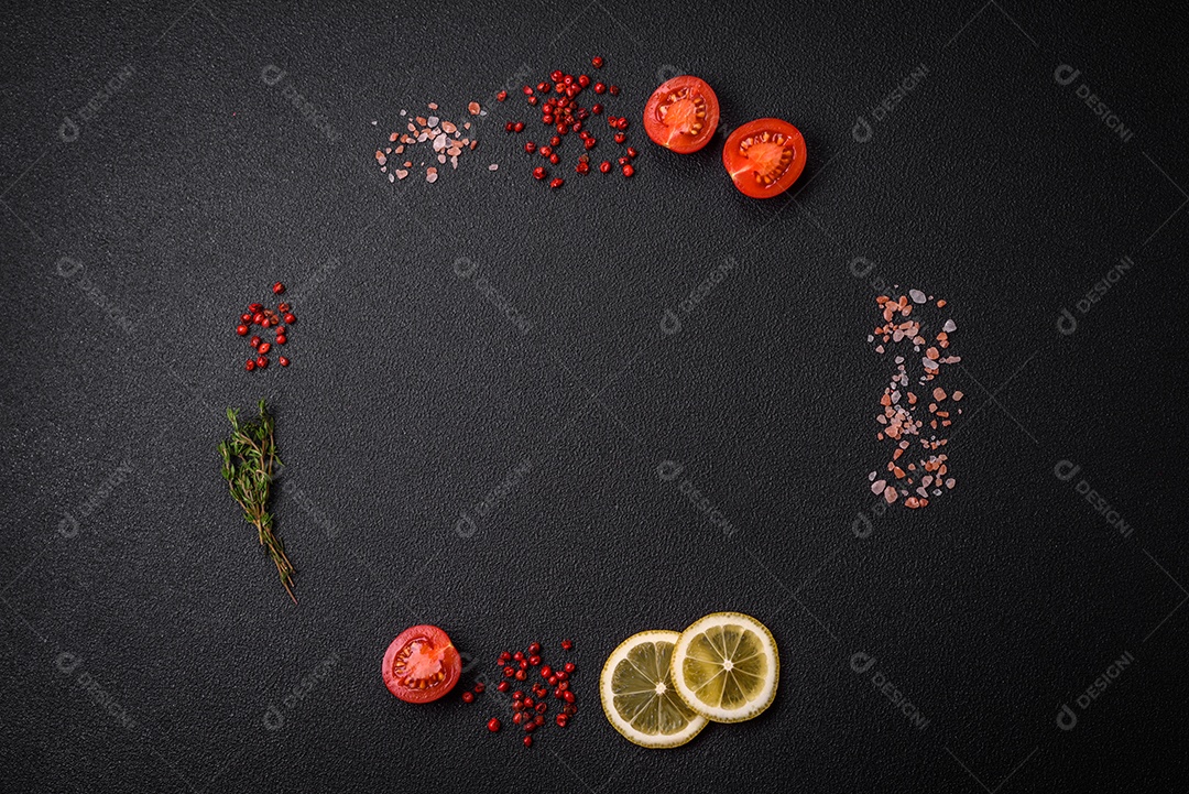 Camarão tigre ou lagostim fervido com especiarias e sal sobre um fundo escuro de concreto
