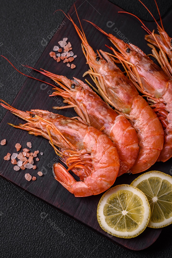Camarão tigre ou lagostim fervido com especiarias e sal sobre um fundo escuro de concreto