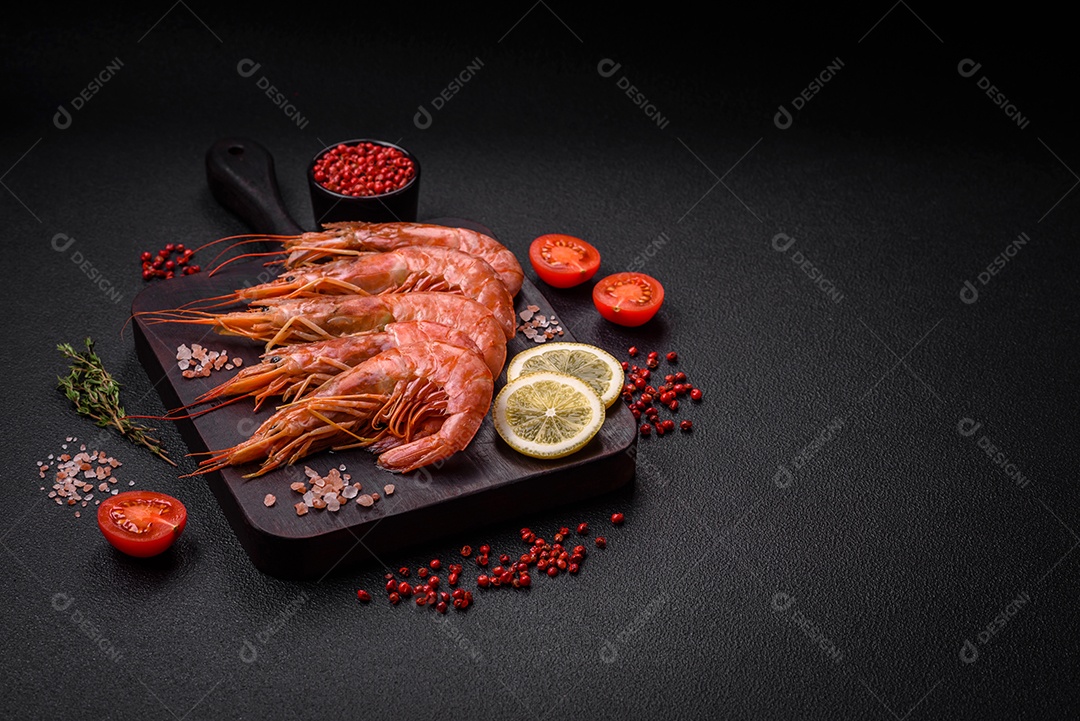 Camarão tigre ou lagostim fervido com especiarias e sal sobre um fundo escuro de concreto