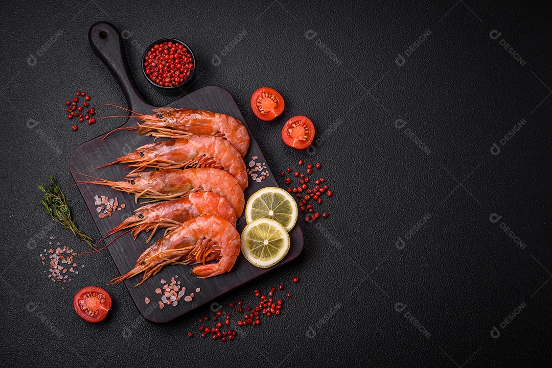 Camarão tigre ou lagostim fervido com especiarias e sal sobre um fundo escuro de concreto