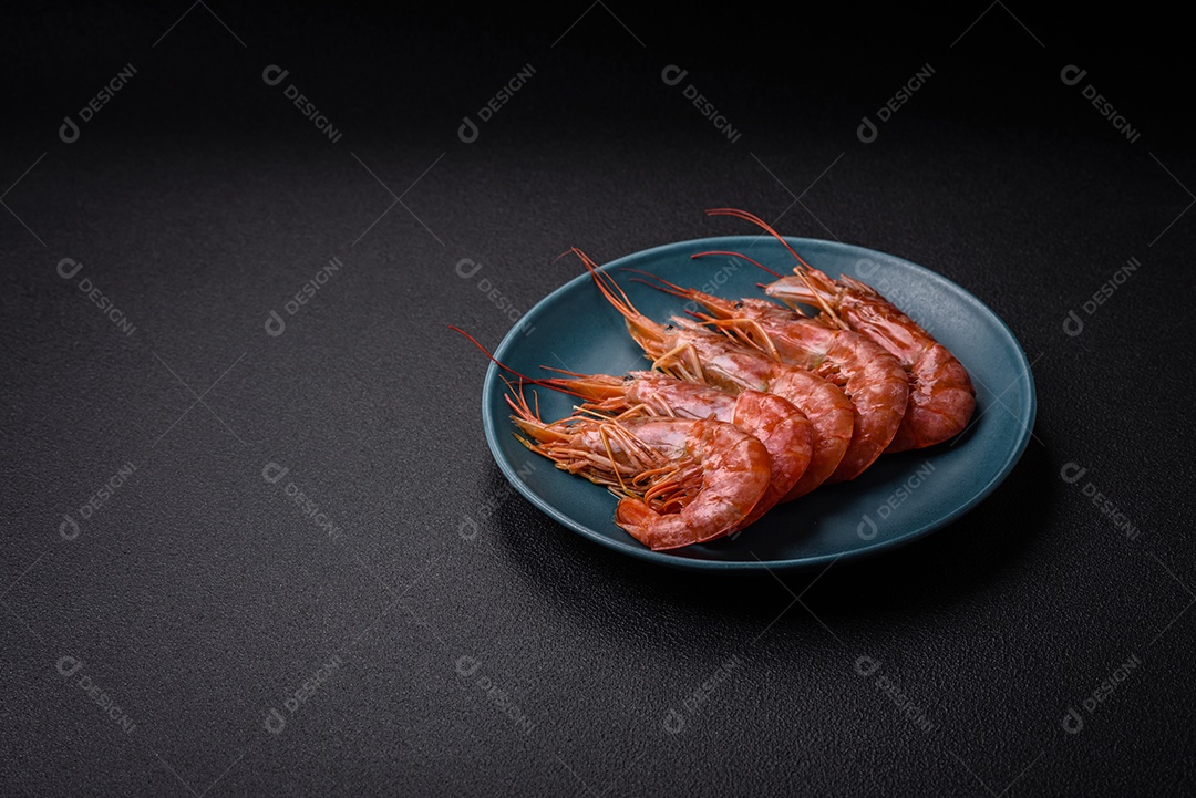 Camarão tigre ou lagostim fervido com especiarias e sal sobre um fundo escuro de concreto