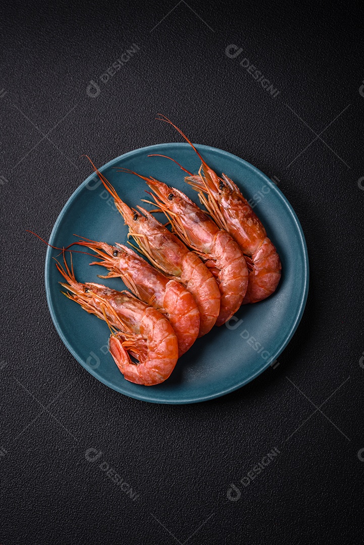 Camarão tigre ou lagostim fervido com especiarias e sal sobre um fundo escuro de concreto