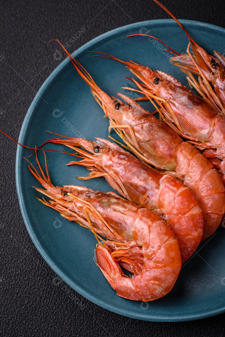 Camarão tigre ou lagostim fervido com especiarias e sal sobre um fundo escuro de concreto