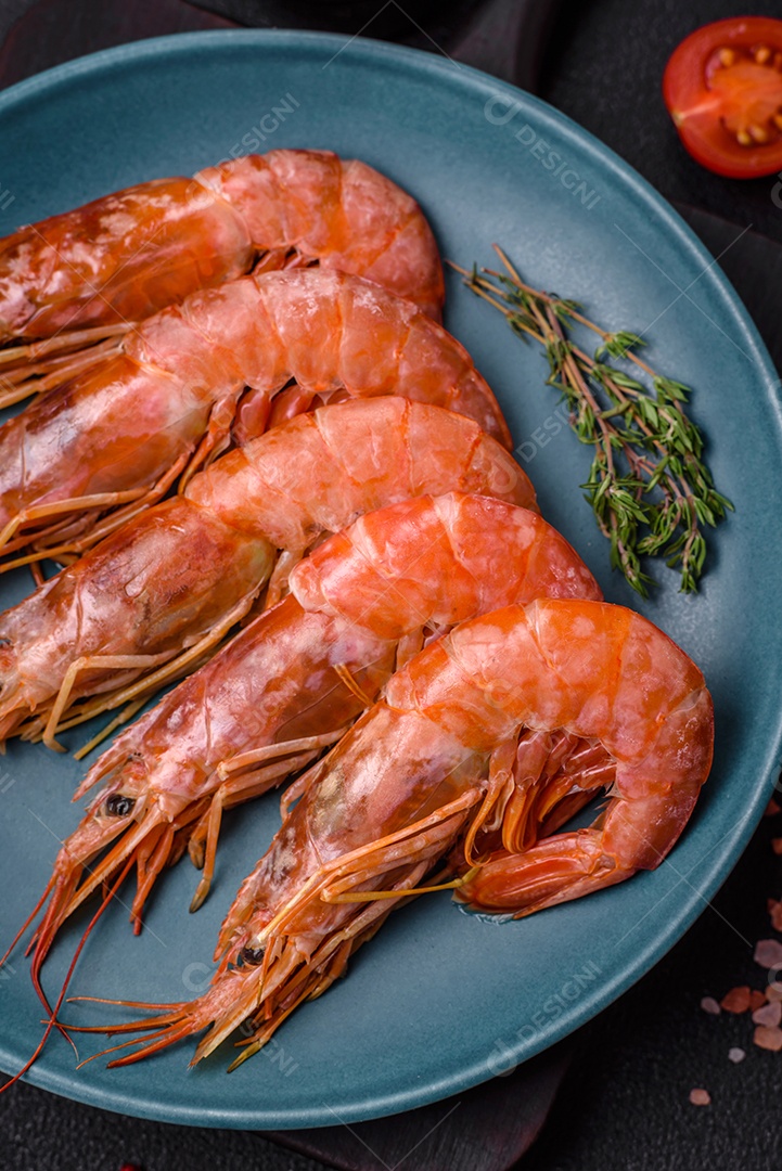 Camarão tigre ou lagostim fervido com especiarias e sal sobre um fundo escuro de concreto