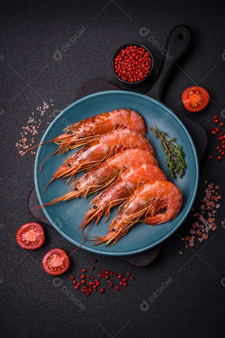 Camarão tigre ou lagostim fervido com especiarias e sal sobre um fundo escuro de concreto