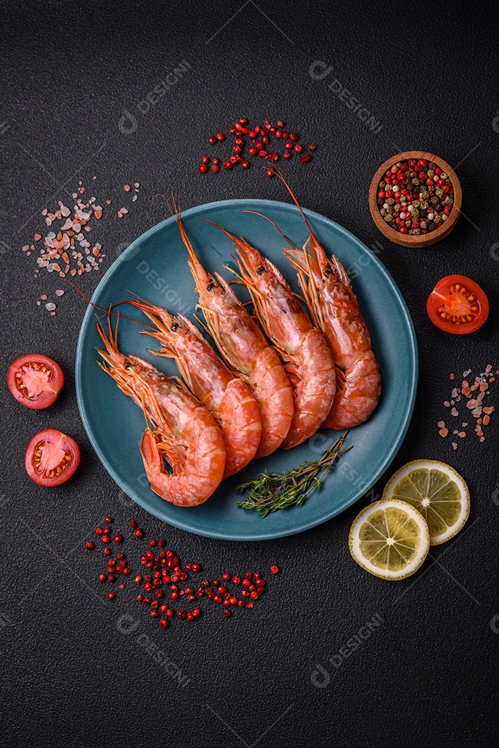 Camarão tigre ou lagostim fervido com especiarias e sal sobre um fundo escuro de concreto