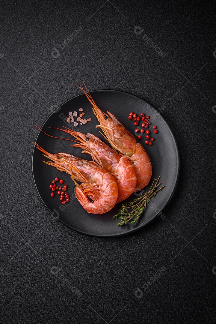 Camarão tigre ou lagostim fervido com especiarias e sal sobre um fundo escuro de concreto