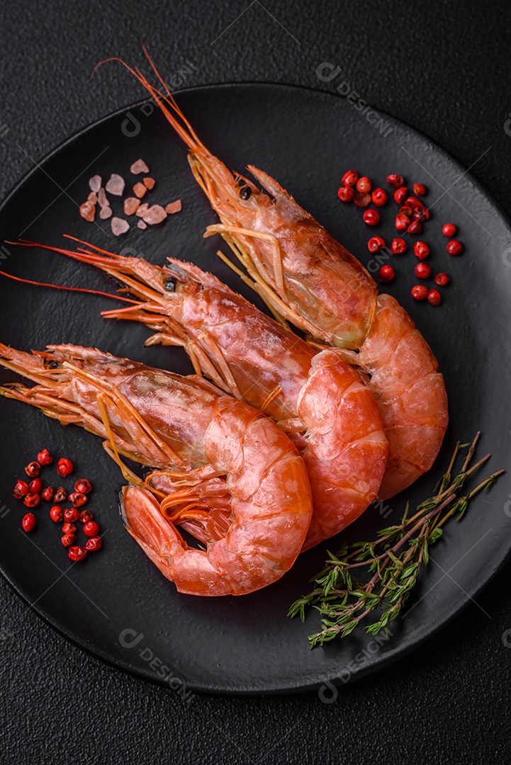 Camarão tigre ou lagostim fervido com especiarias e sal sobre um fundo escuro de concreto