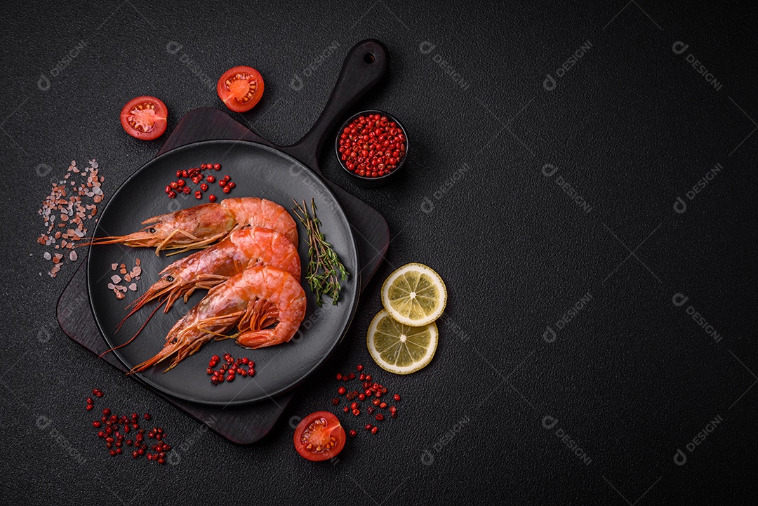 Camarão tigre ou lagostim fervido com especiarias e sal sobre um fundo escuro de concreto