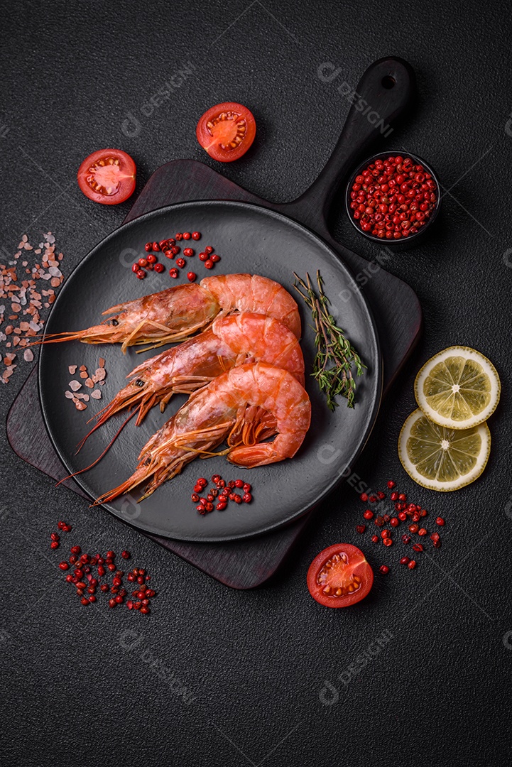 Camarão tigre ou lagostim fervido com especiarias e sal sobre um fundo escuro de concreto