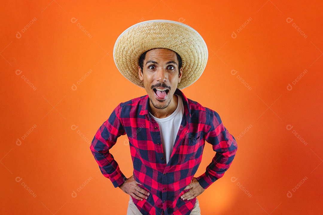 Jovem vestindo trajes tradicionais para a festa junina