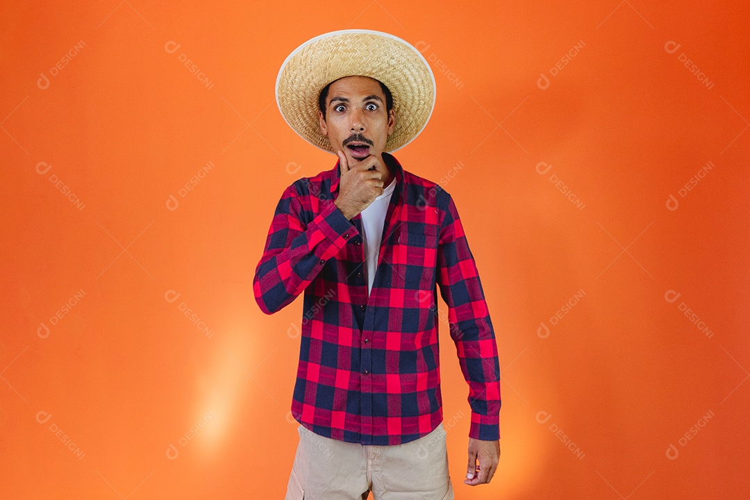Jovem vestindo trajes tradicionais para a festa junina