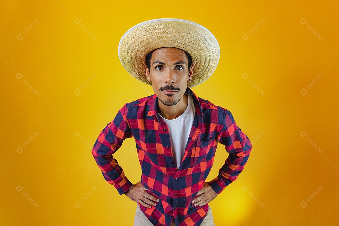 Jovem vestindo trajes tradicionais para a festa junina