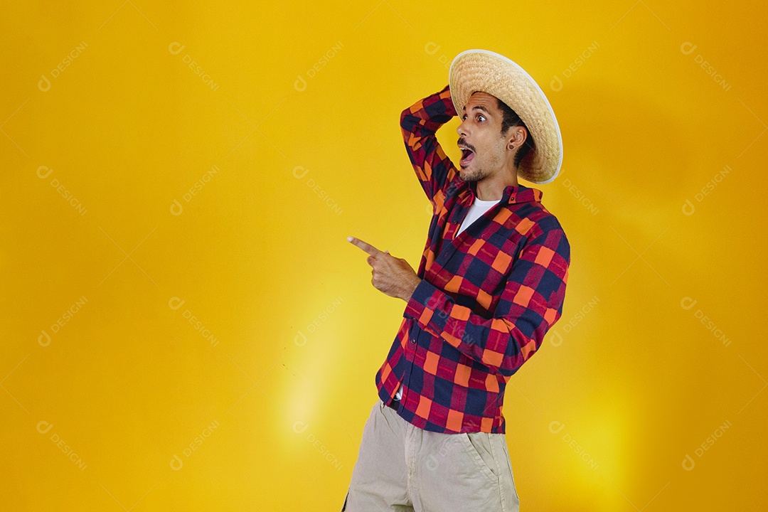 Jovem vestindo trajes tradicionais para a festa junina