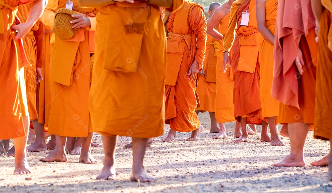 Monges caminhando para meditação praticando exercícios físicos religiosos