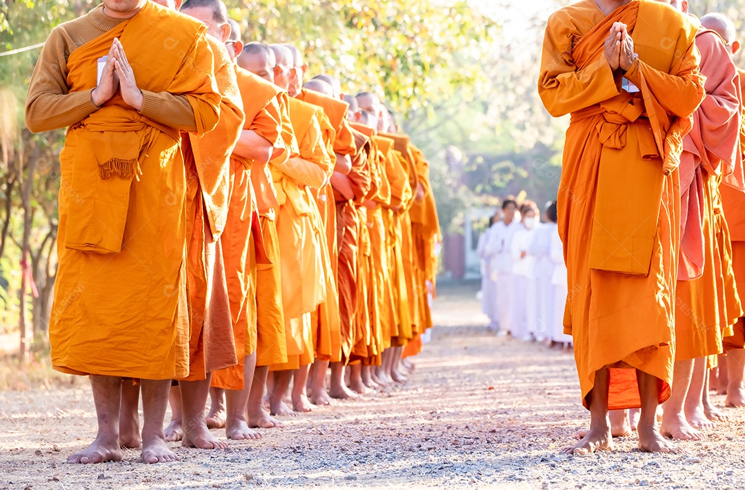 Monges caminhando para meditação praticando exercícios físicos religiosos