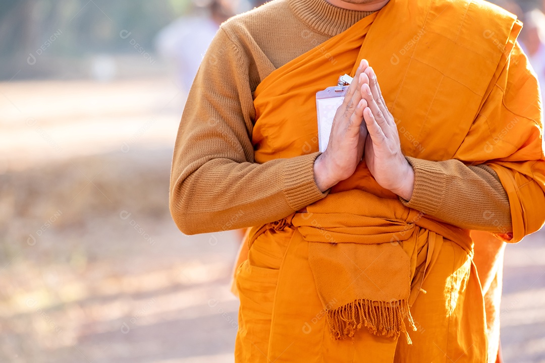 Monge budista rezando