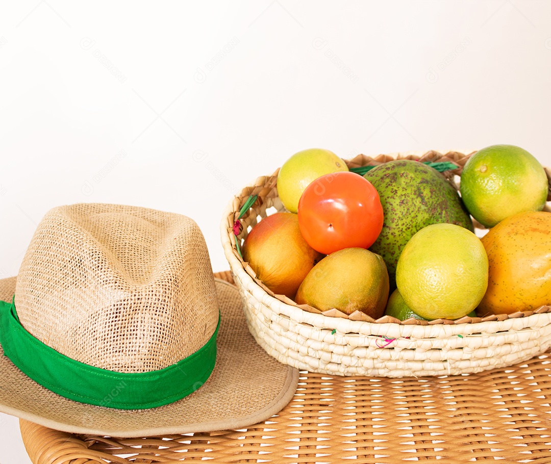 Chapéu ao lado de verduras sobre uma mesa de madeira