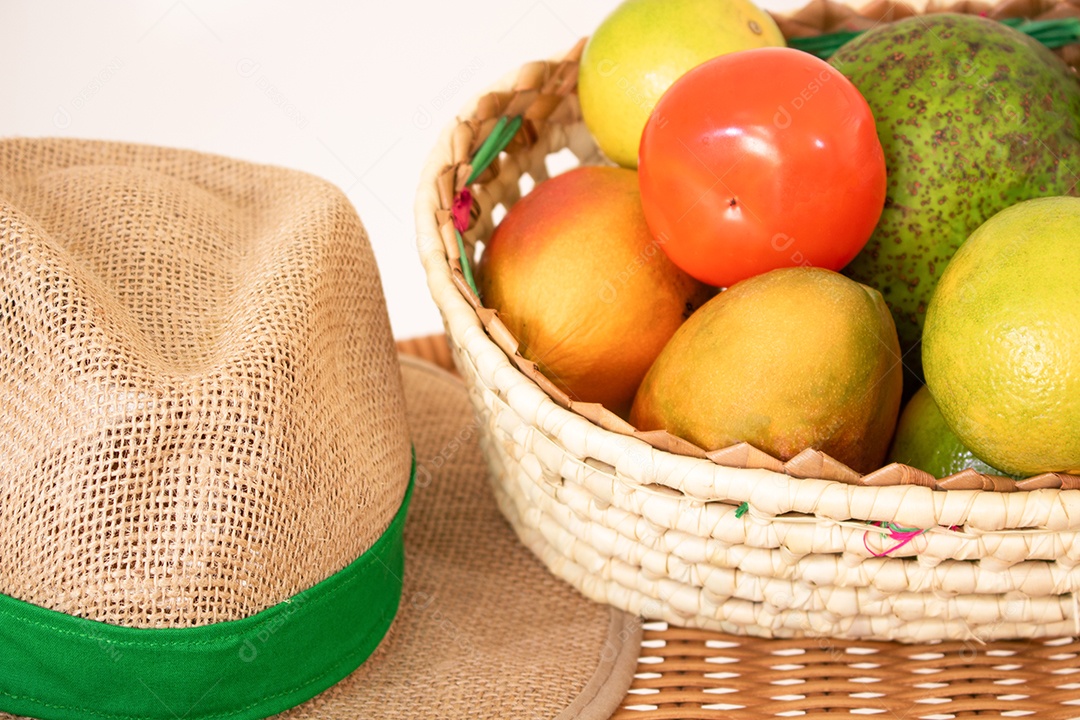 Chapéu ao lado de verduras sobre uma mesa de madeira