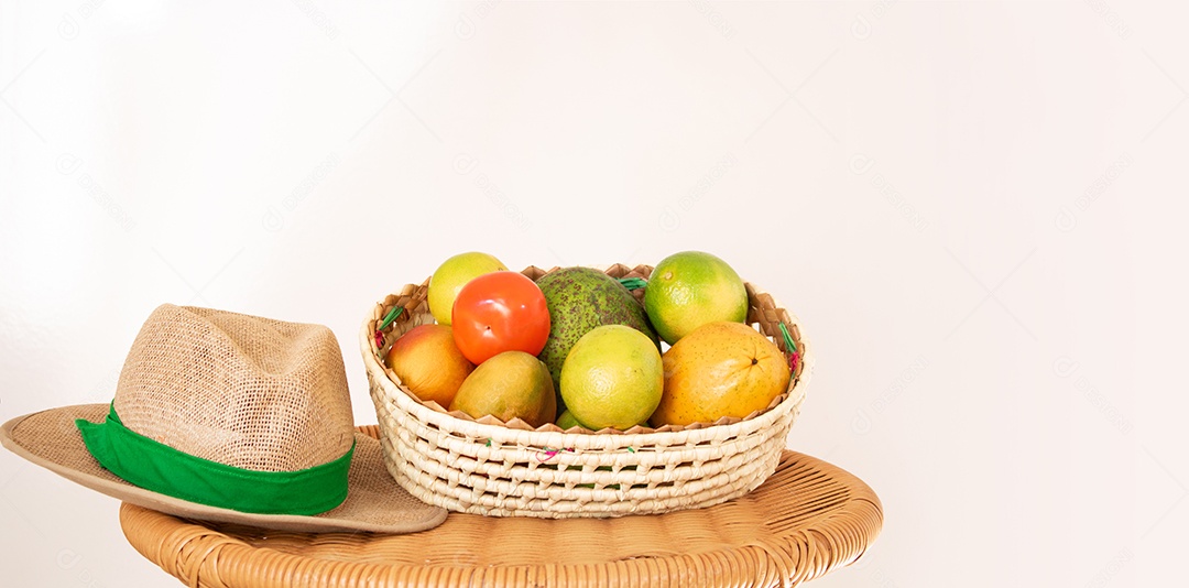 Chapéu ao lado de verduras sobre uma mesa de madeira