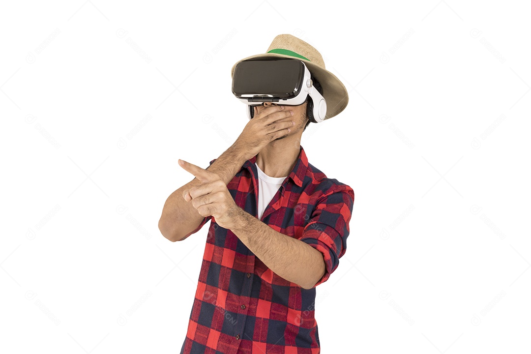 Homem jovem agropecuarista usando Òculos VR