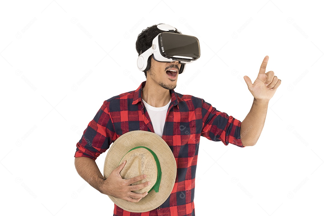 Homem jovem agropecuarista usando Òculos VR