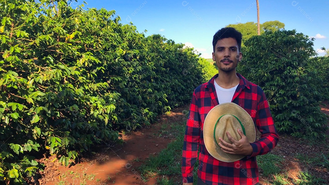 Retrato de homem trabalhando no campo