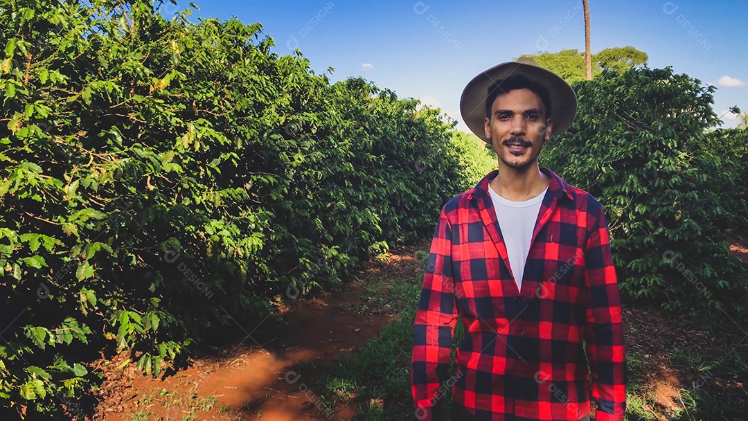 Retrato de homem trabalhando no campo