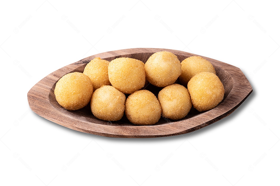 Bolinho de queijo tigela madeira sobre fundo branco