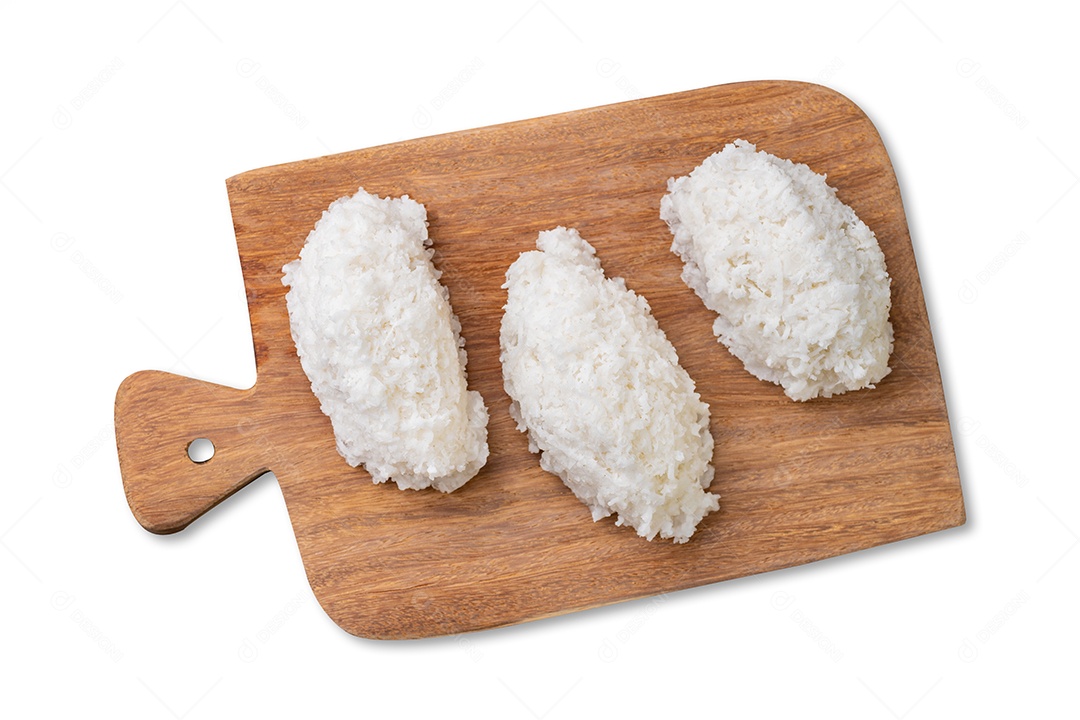 Cocada branca encima de tábua de madeira sobre fundo isolado branco