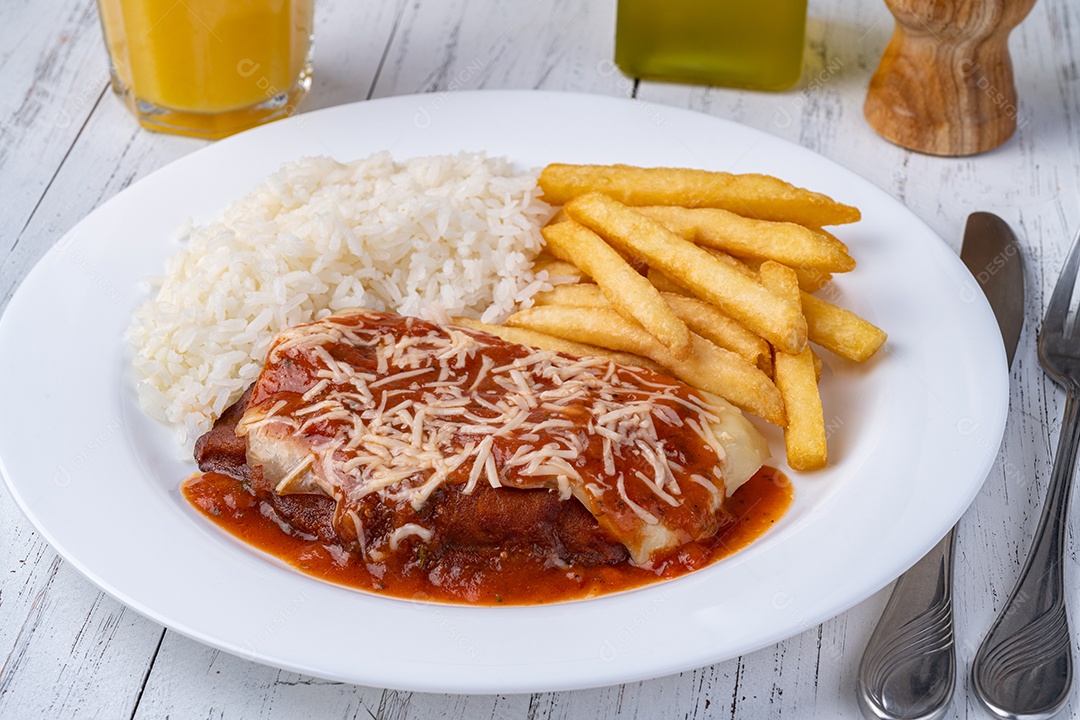 Parmegiana com arroz e batata frita e suco