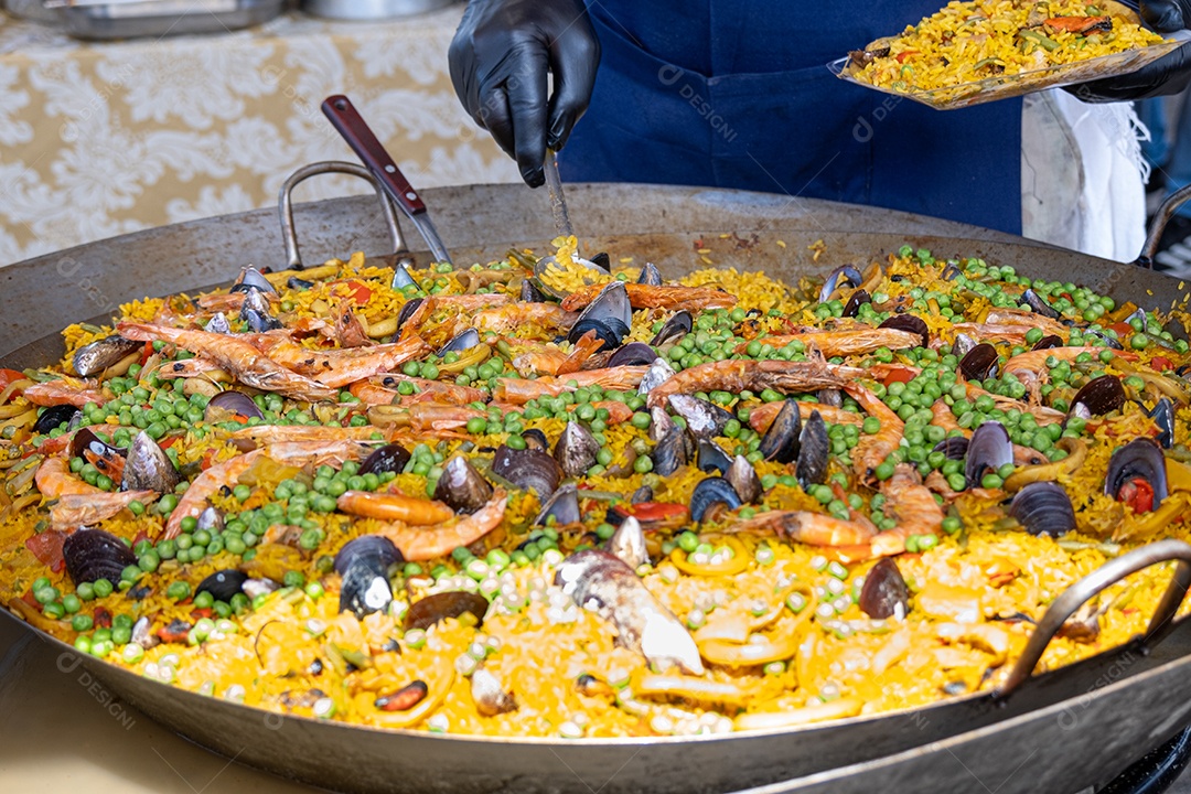 Paella mexicana com vários ingredientes (arroz, camarão, ervilha, marisco e tomate).