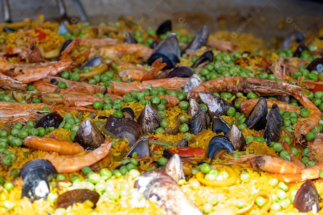 Paella mexicana com vários ingredientes (arroz, camarão, ervilha, marisco e tomate).