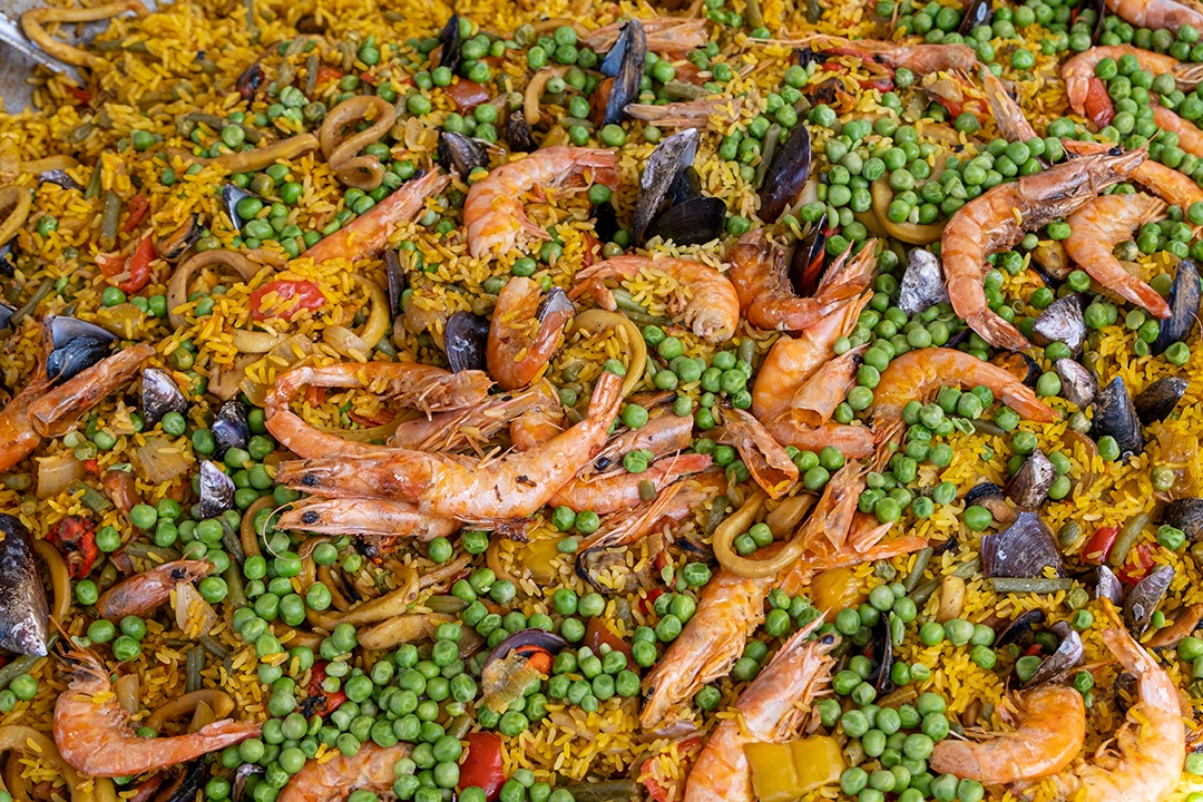 Paella mexicana com vários ingredientes (arroz, camarão, ervilha, marisco e tomate).