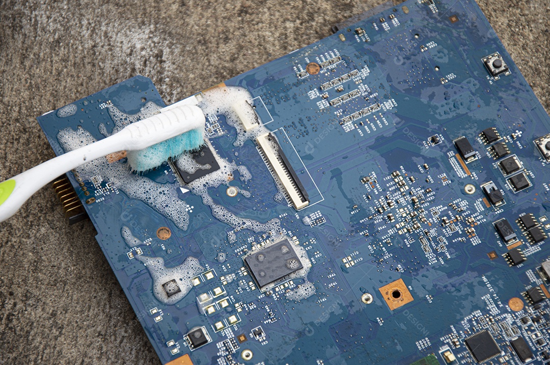 Técnico de limpeza da placa mãe computador com solução de limpeza