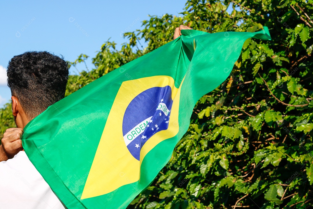 Segurando a bandeira brasileira ao vento