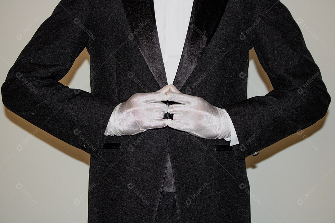 jovem mágico ilusionista negro fazendo mágica