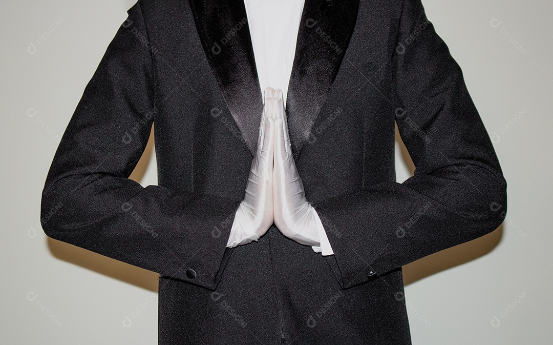 jovem mágico ilusionista negro fazendo mágica