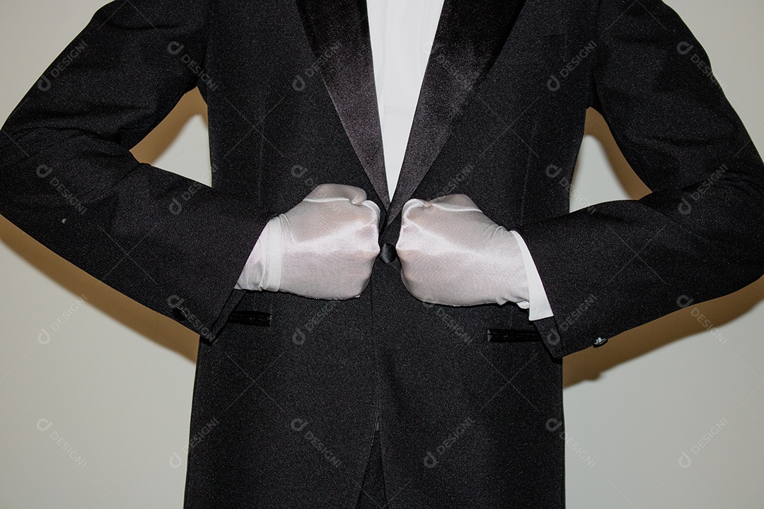 Jovem mágico ilusionista negro fazendo mágica com uma cartola e uma varinha mágica